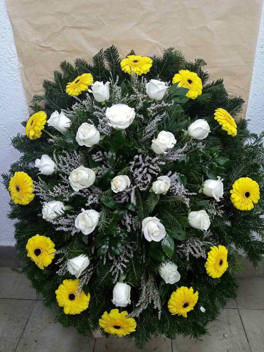 Venac sa belim ružama, žutim gerberom i šlajerom
