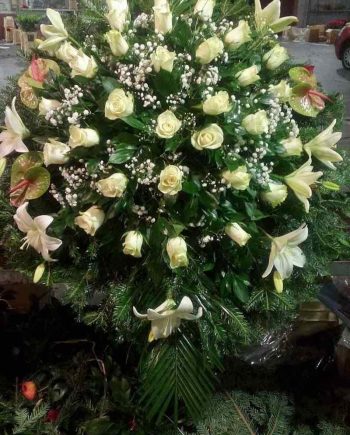 Venac sa belim ružama, ljilanom, anturijumom i gipsofilom