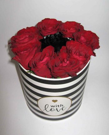 Box crvene ruže i jedna crna