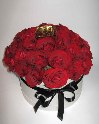 Box sa crvenim ružama i jednom zlatnom