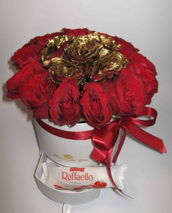 Box sa crvenim i zlatnim ružama i raffaello