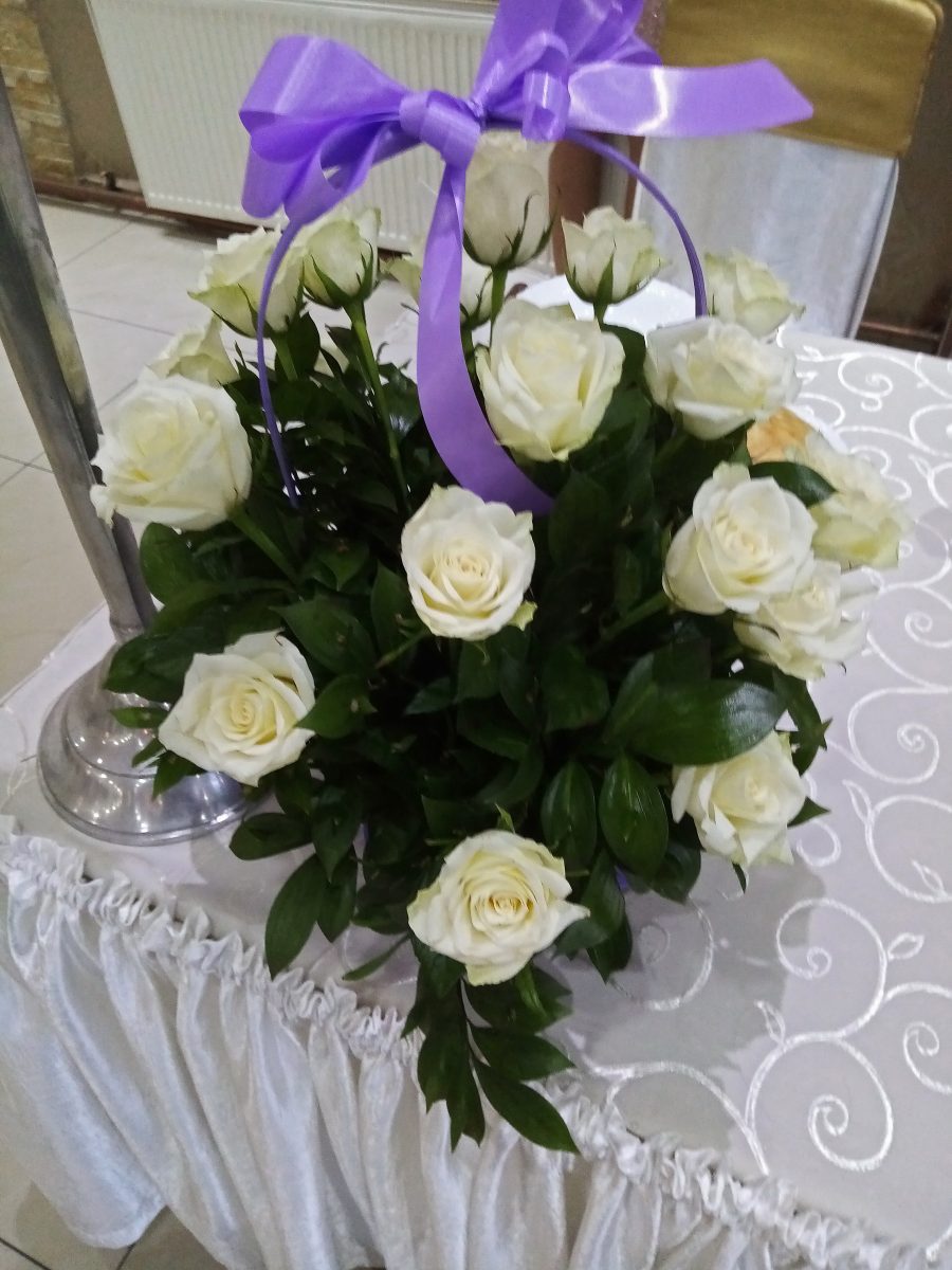 Korpa sa belim ružama
