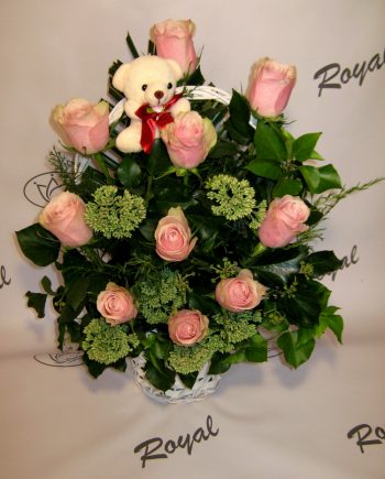 Korpa sa roze ružom i plišanom igračkom