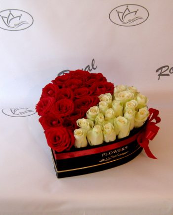 Box of flowers u obliku srca sa crvenom i belom ružom