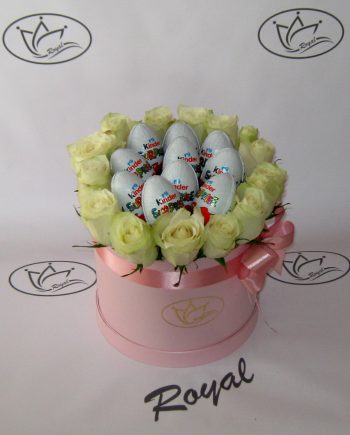 Box of flowers sa belom ružom i kinder jajima