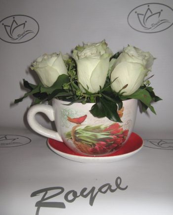 Bela ruža u keramičkoj šolji