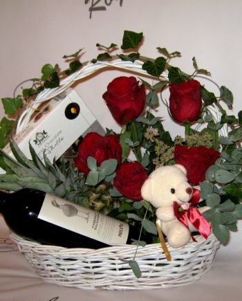 Korpa sa ružama, vinom, slatkišima i igračkom 403